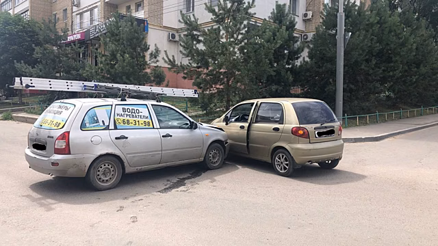 В Саратове из-за аварии на перекрестке малолетняя девочка попала в больницу