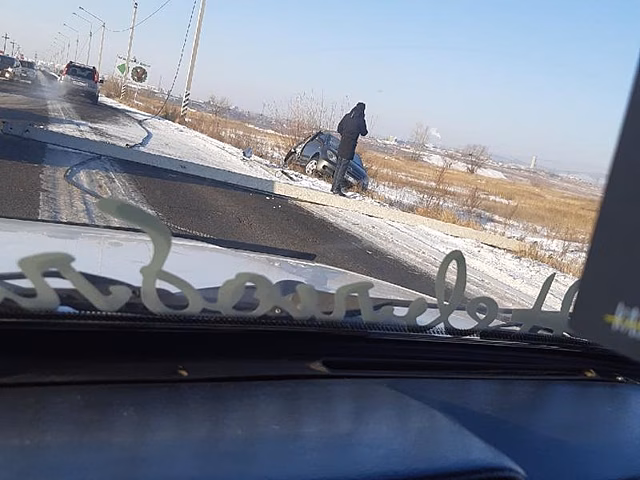 Водитель иномарки сбил столб по дороге на КСК