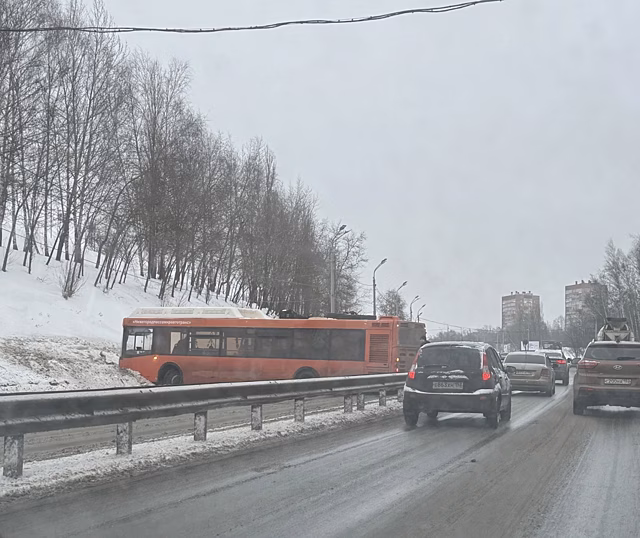 Автобус перекрыл Мызинский мост в Нижнем Новгороде