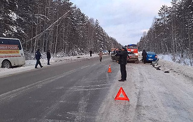 В ДТП с рейсовым автобусом на Урале пострадали четыре человека