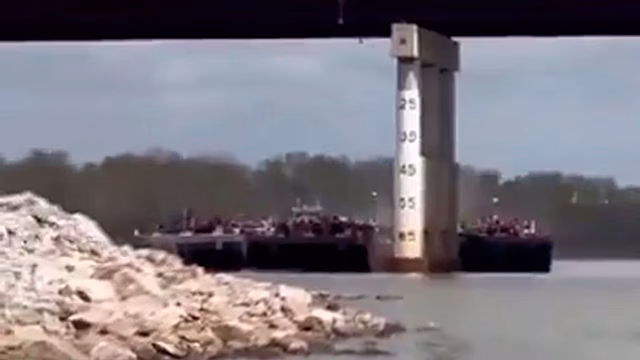 Очередной корабль врезался в опору моста в США