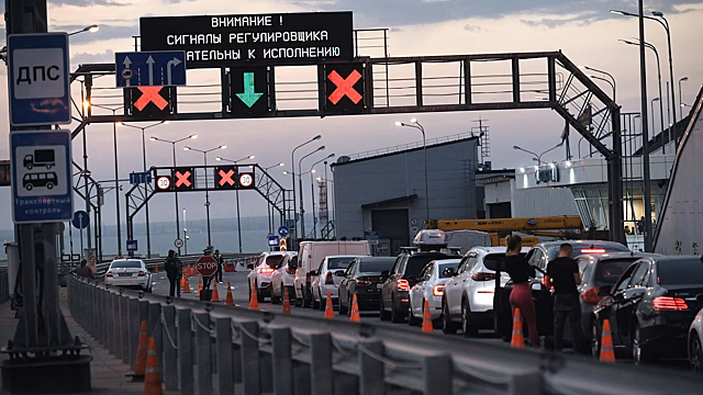 Сотни автомобилей скопились на подъездах к Крымскому мосту
