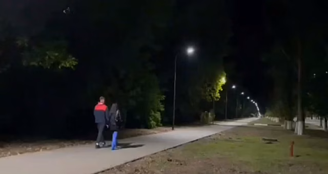 На пешеходной дорожке на набережной Леонова Балакова зажгли огни