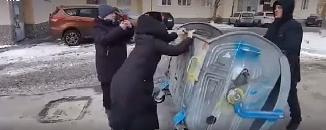 В Тюмени жильцы многоэтажки устроили перетягивание мусорных баков — Видео