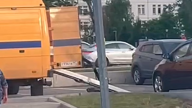 Робот-сапер убрал подозрительный объект на парковке у метро «Тропарево»