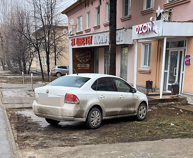 В Казани ужесточат борьбу с парковкой на газонах