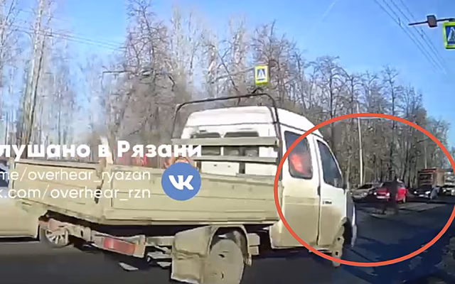 В Рязани «Газель» чуть не сбила мужчину на переходе