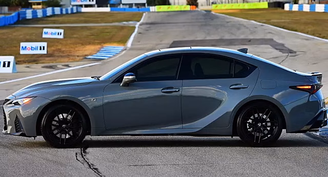 Lexus выпустит спецверсию седана IS с атмосферным V8