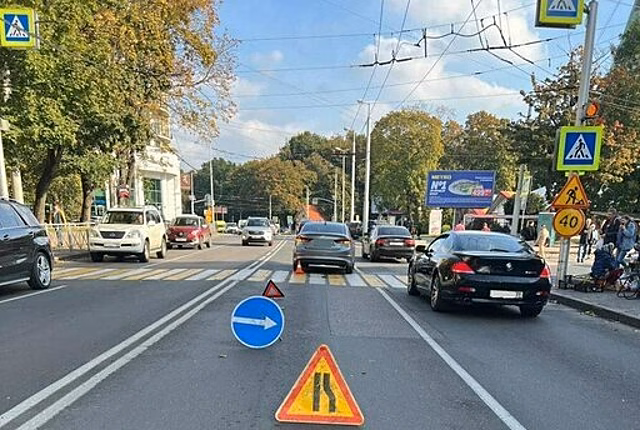 На Ломоносова легковушка на повороте сбила шедшую по обочине 61-летнюю женщину