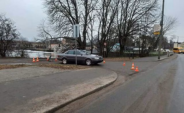 В Советске выезжавшая со двора легковушка сбила пенсионерку, её госпитализировали