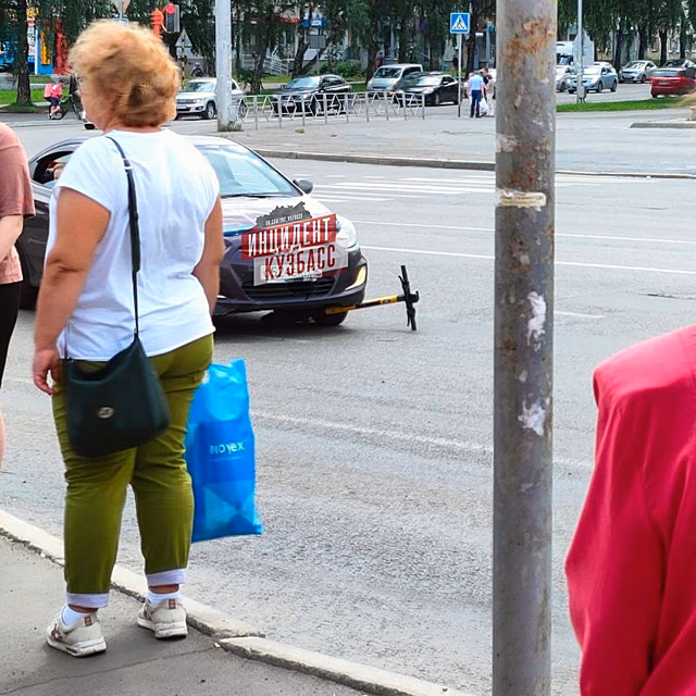 Подросток на электросамокате в Кемерове попал под колеса иномарки