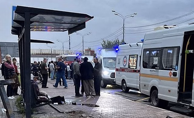 Автомобиль снес остановку с людьми в Долгопрудном