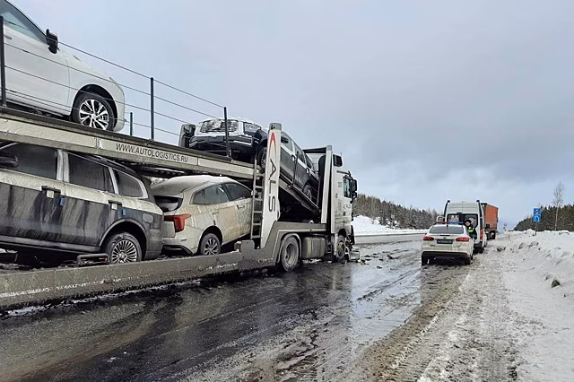 Груженый иномарками автовоз врезался в грузовик в Свердловской области