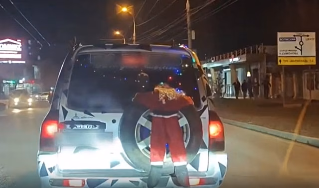 Волгоградские автомобилисты украшают машины к Новому году