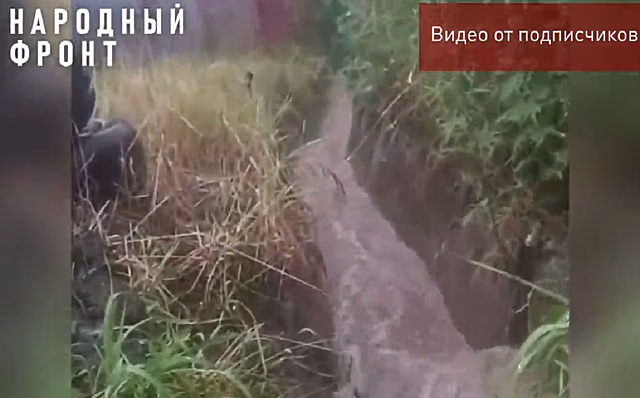 В Новосибирске пенсионерка чистит водоотводную канаву за весь Октябрьский район
