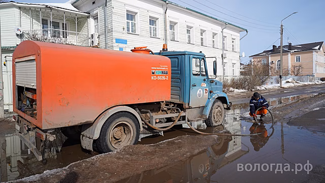 Порядка 300 колодцев ливневой канализации прочищено в Вологде