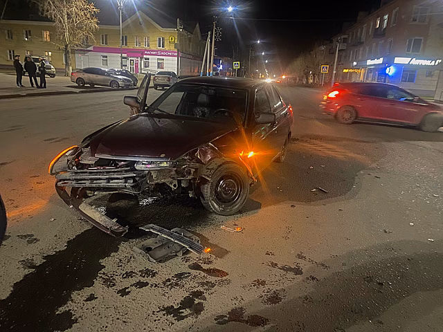 Легковушки жестко столкнулись лоб в лоб около кузбасского ДК