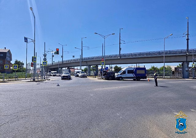 В Самаре легковушка врезалась в "газель"