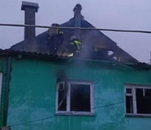 В Калуге на улице Маяковского вечером 28 апреля горел жилой дом, есть пострадавшие