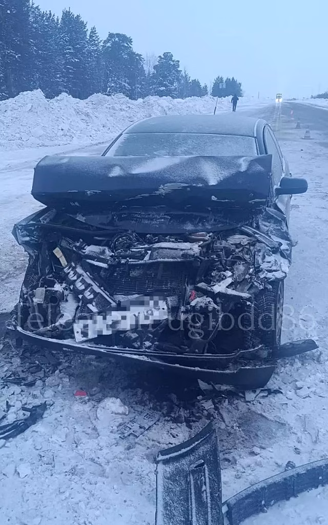 Иномарка на скорости влетела в фуру с опасным грузом на трассе в ХМАО