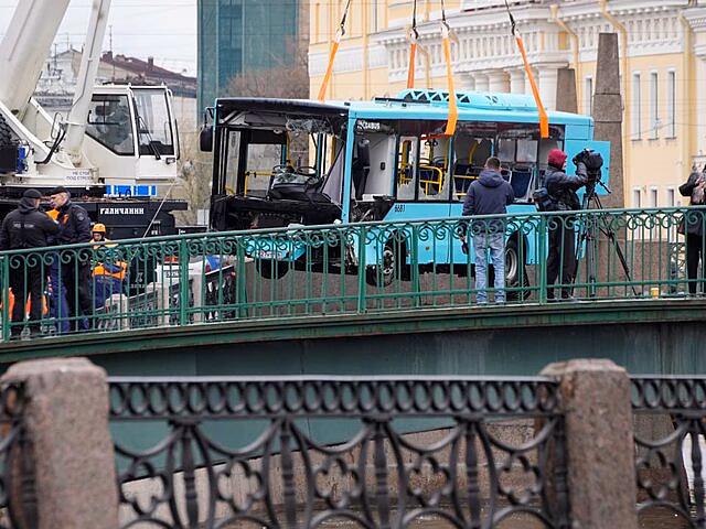 Суд в Петербурге приостановил деятельность перевозчика, чей автобус упал в Мойку