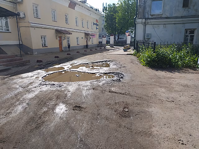 Позор и разорение: гигантская яма в центре поразила даже костромичей