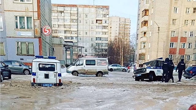 В одном из кировских дворов в каше застряли две машины ППС