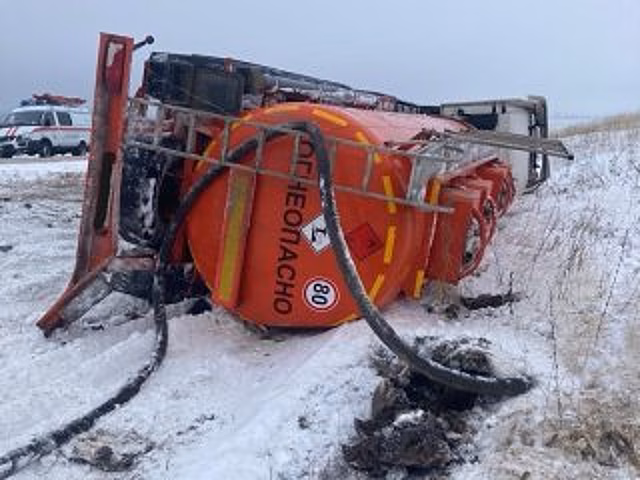 На трассе в Башкирии опрокинулся бензовоз с топливом