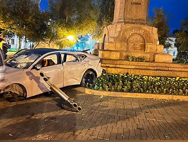 На площади Революции в Самаре китайская иномарка врезалась в памятник Ленину