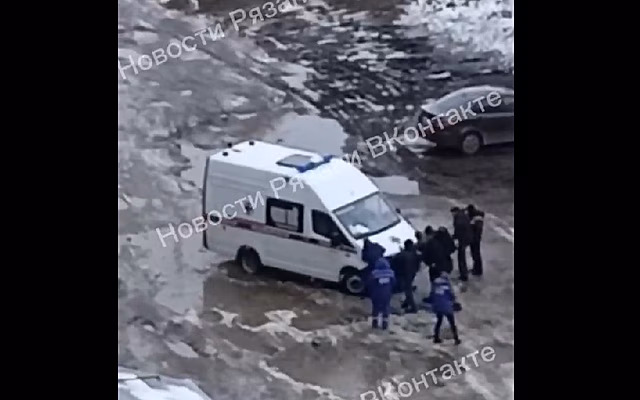 В Рязани бригада «скорой» застряла на служебном автомобиле в нечищеном дворе
