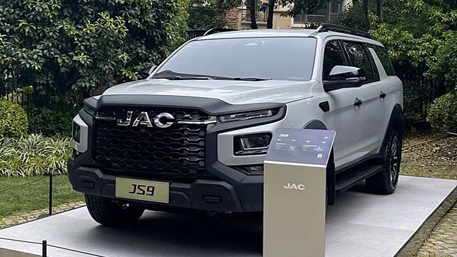 JAC заинтриговал новинками для России: большой рамный внедорожник и секретный кроссовер