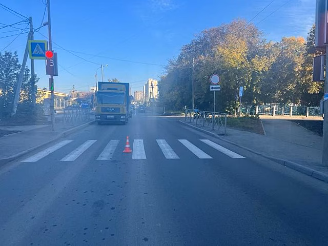 Водитель раритетного мотоцикла сбил девушку на переходе в Новосибирске