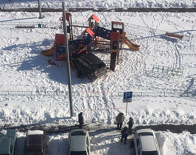 Психанул так психанул: тюменский инвалид на Renault врезался в угол дома и снес детскую горку