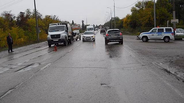 В столкновении с мусоровозом у Саратова разбилась пассажирка «Lada Granta»