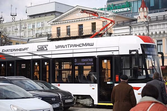 Екатеринбургские депутаты протестировали современный низкопольный трамвай «Уралтрансмаша»