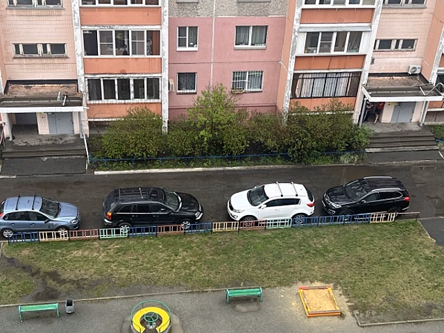 Неизвестные массово порезали колеса на авто в Тракторозаводском районе Челябинска