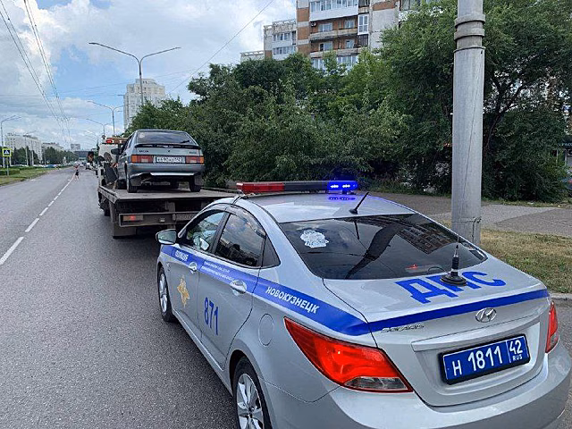Молодые новокузнечане устроили ночной заезд на улице Кирова