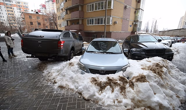 Волгоградцы сняли на видео припарковавшегося на тротуаре автохама