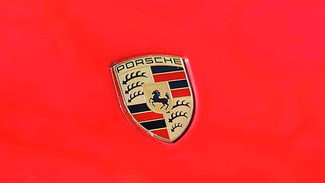 Перевернулся и задымился: Porsche вылетел в кювет после удара о столб на западе Москвы