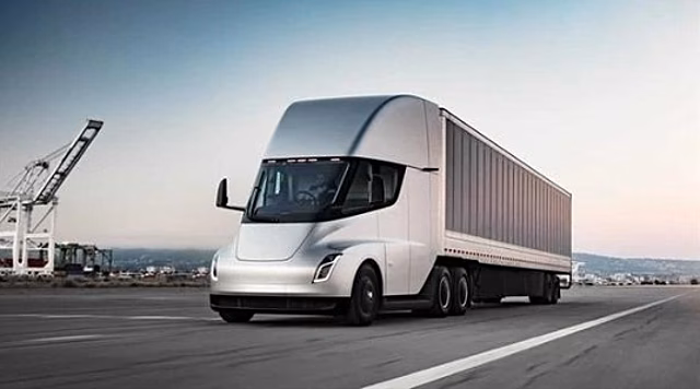 Маск пригласил Билла Гейтса открыть Tesla Semi, который поставил под сомнение его осуществимость