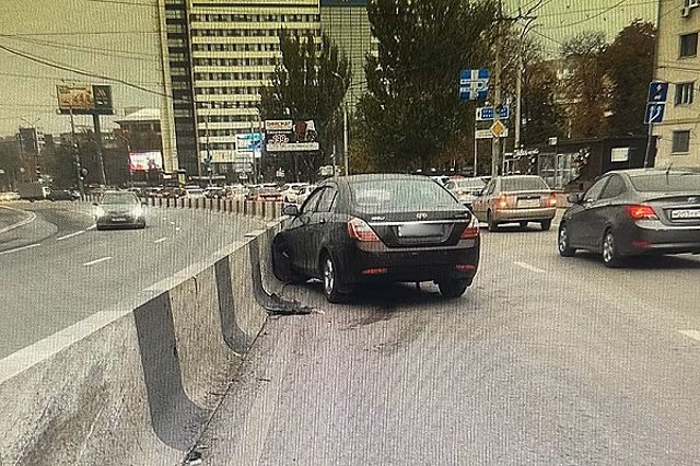 В Ростове на пр. Михаила Нагибина машина въехала в бетонное ограждение