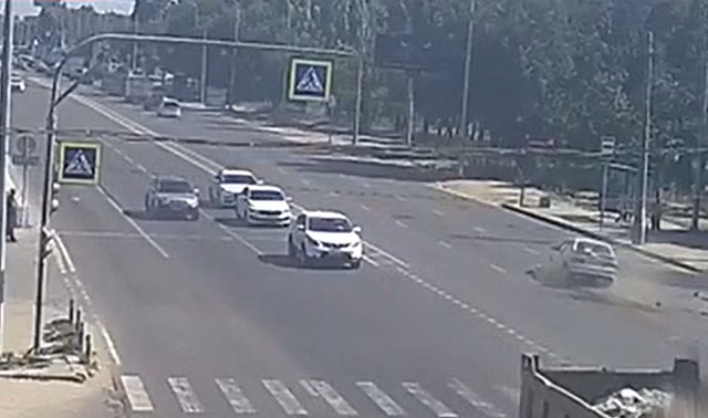 В Волгограде камеры сняли, как при ДТП из автомобиля выпал человек