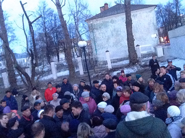 Жители Дербышек массово протестуют. На улице собралось 300 недовольных
