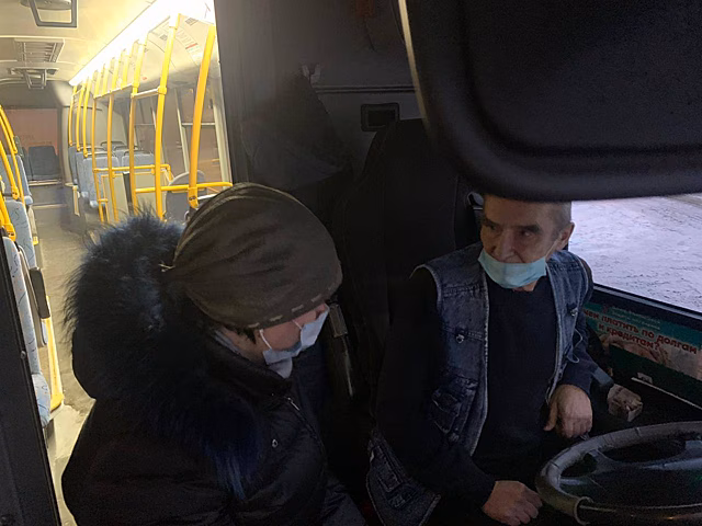 «Пришлось ждать автобус около 20 минут»: Елена Дятлова проверила работу общественного транспорта