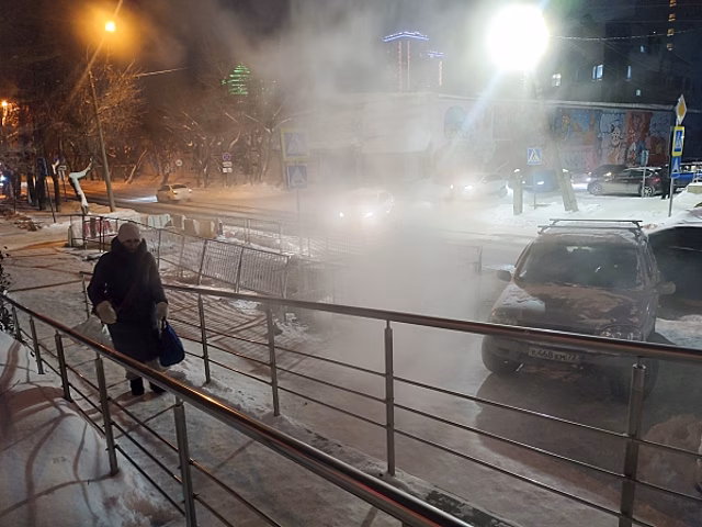 В Новосибирске в лютый мороз затопило дорогу к элитному поселку