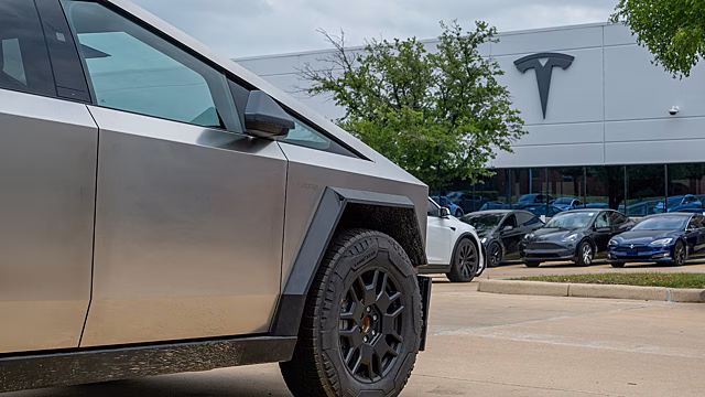 Tesla представила бюджетную версию Cybertruck