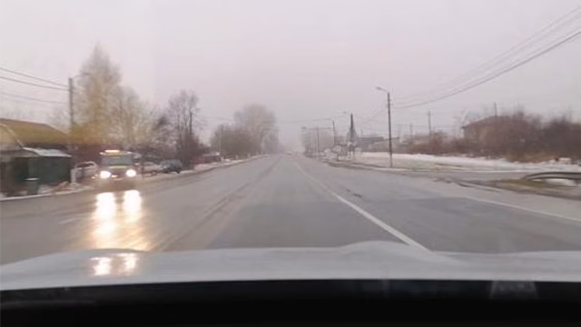 В Курской области автомобиль протаранил забор частного дома
