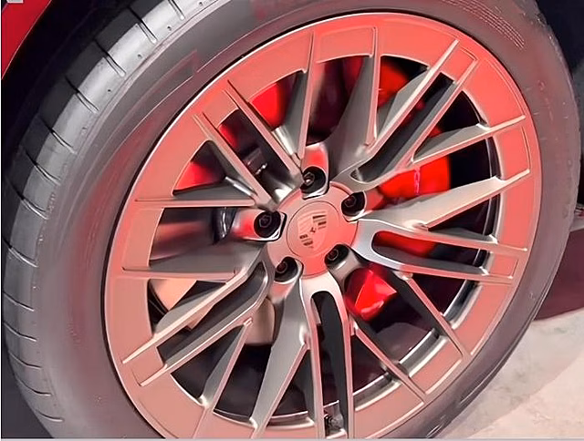 Мощный Porsche Cayenne Turbo Electric будут продавать в РФ