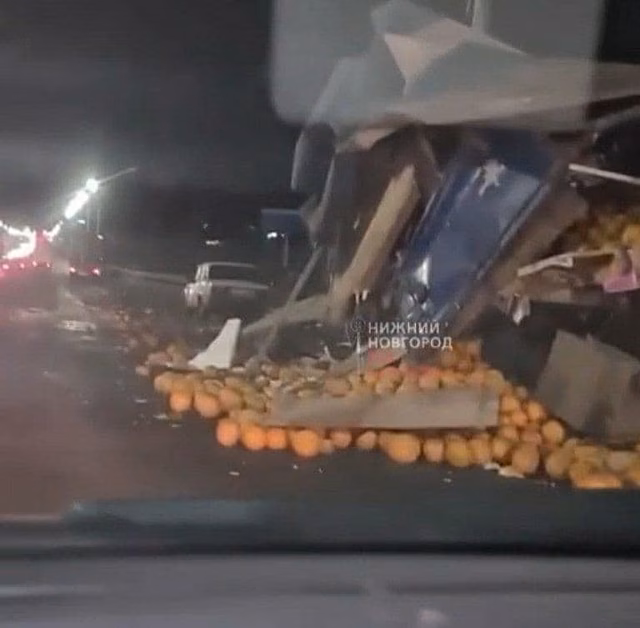 Фура с дынями попала в ДТП на Мызинском мосту в Нижнем Новгороде