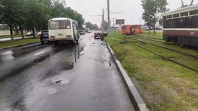 Автобус вылетел на рельсы в Автозаводском районе: пострадали три пассажира